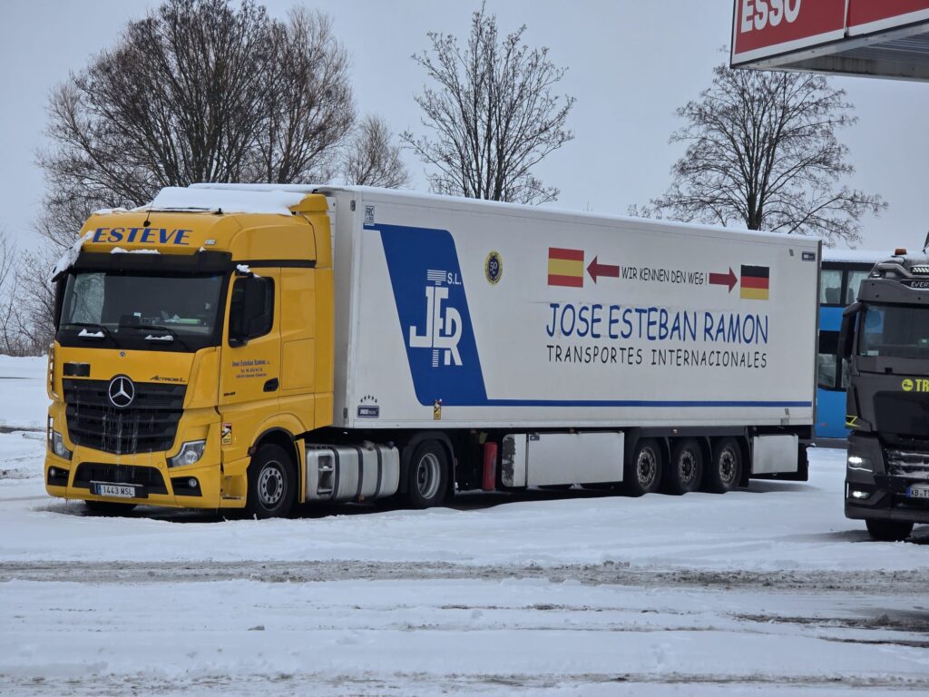 camion en calle nevada